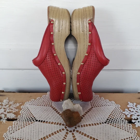 ⚘AvaiLable⚘inQuire!⚘RED Dansko Pro Sonja Perforated Honey Clogs Brass Studs Boho - Picture 6 of 13